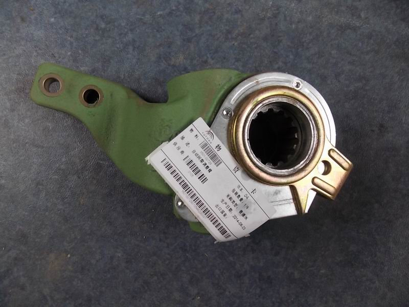 Передний левый саморегулирующийся рычаг