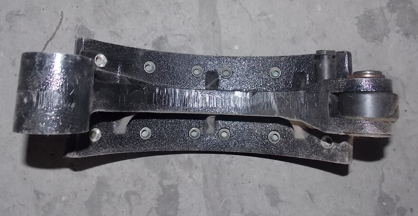 Передние тормозные колодки в сборе-1