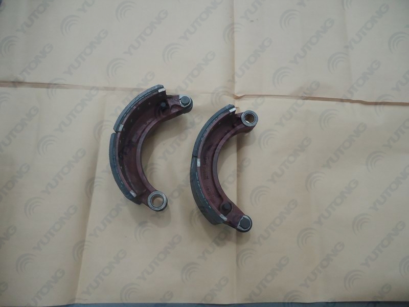 Передние тормозные колодки в сборе; 2 шт. в комплекте; нет отверстия для сигнализации-1