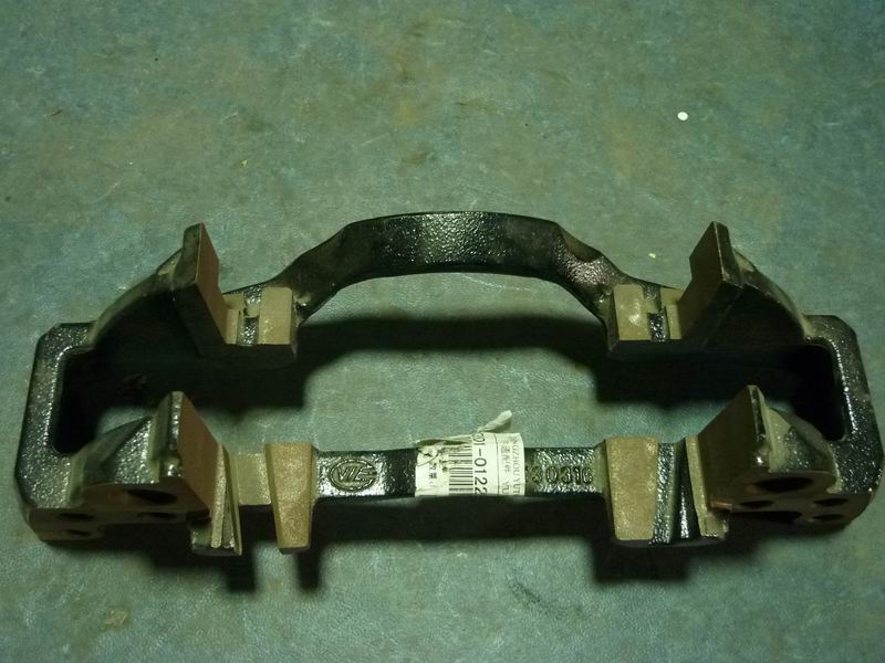 Нижняя пластина тормозного суппорта слева