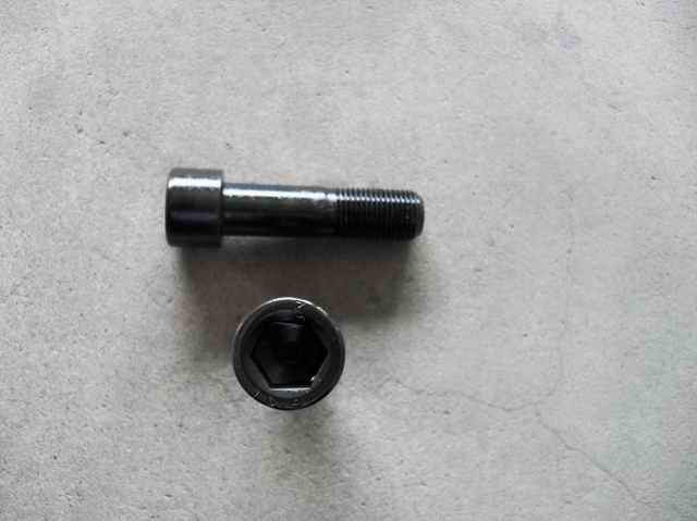 Tighten brake disc bolts (M16*1.5*60; Level 10.9/Inner Six Party)