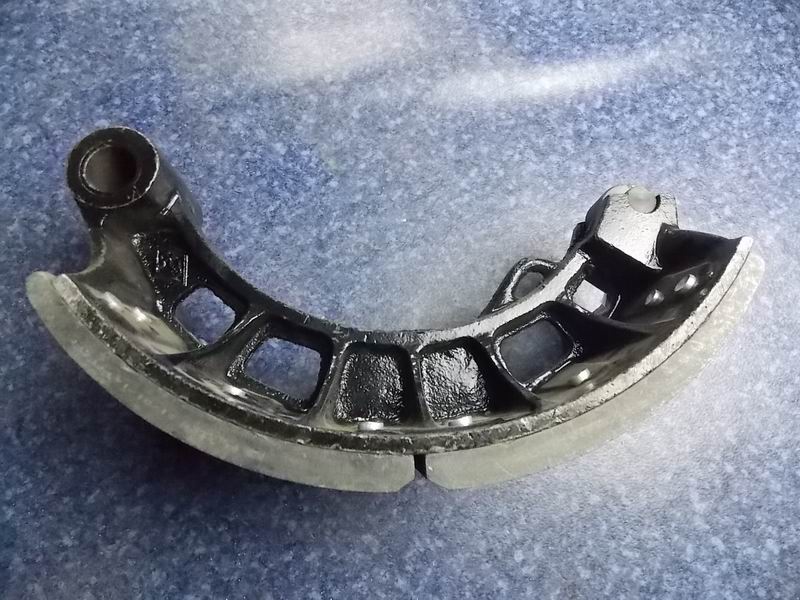 Задняя тормозная колодка с втулкой в ​​сборе