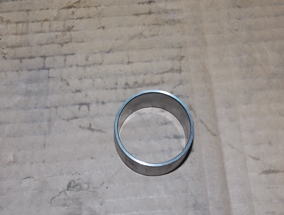 Втулка кронштейна задней воздушной камеры; внутренний диаметр 38 ; внешний диаметр 42 ; длина 25