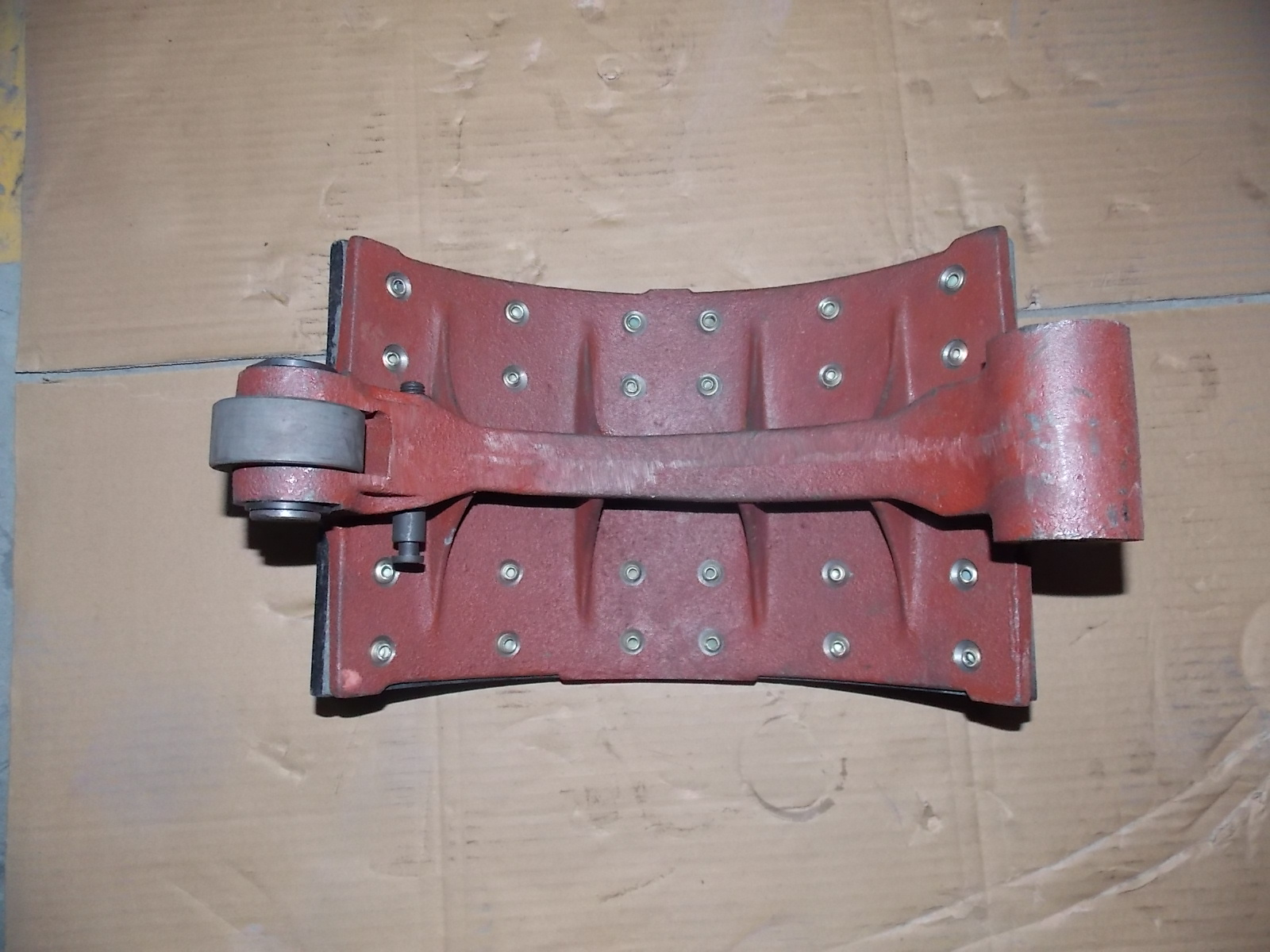 Задние тормозные колодки в сборе; включая 2 шт. верхней/нижней-2