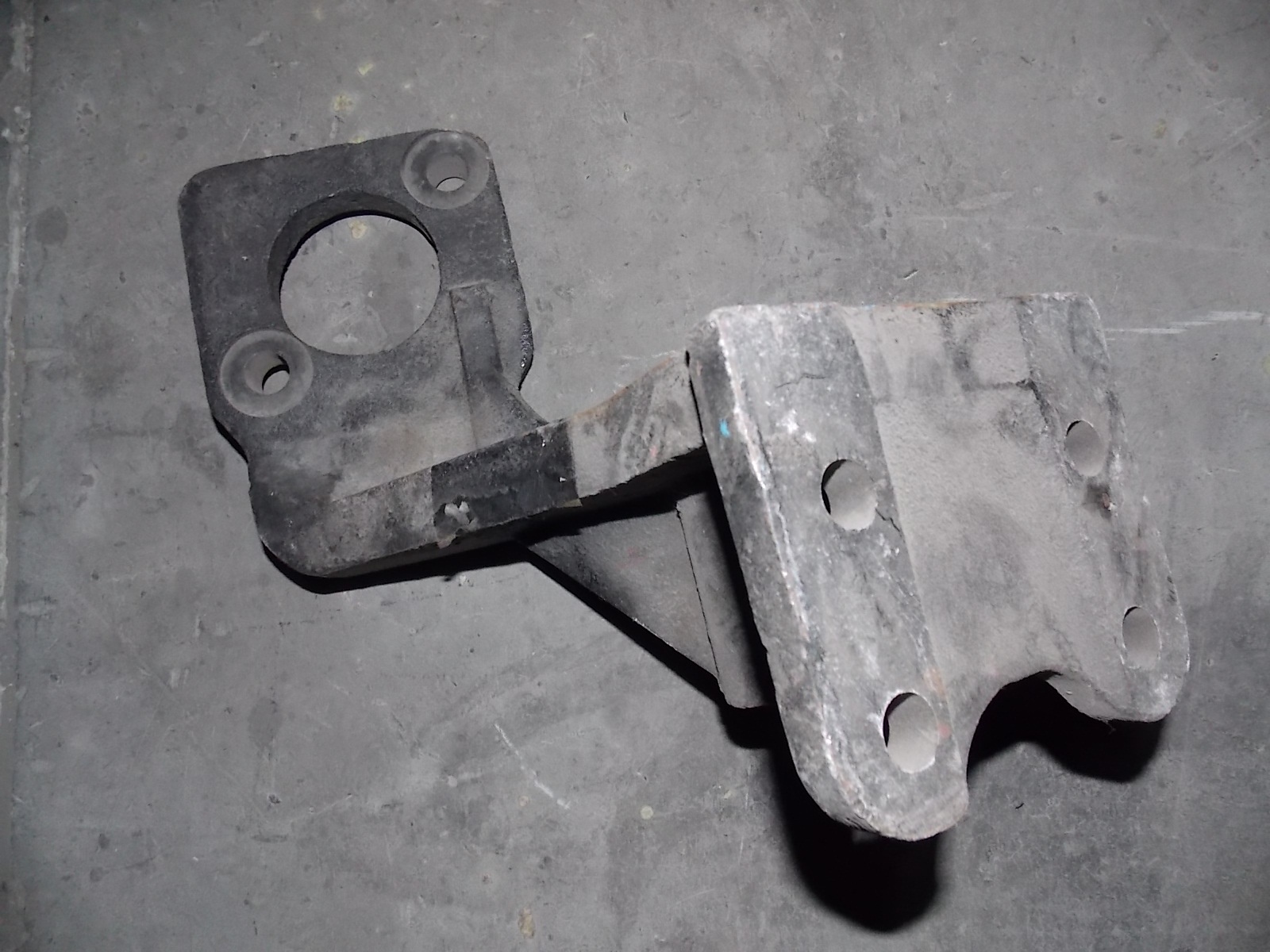 Кронштейн тормозной воздушной камеры левый