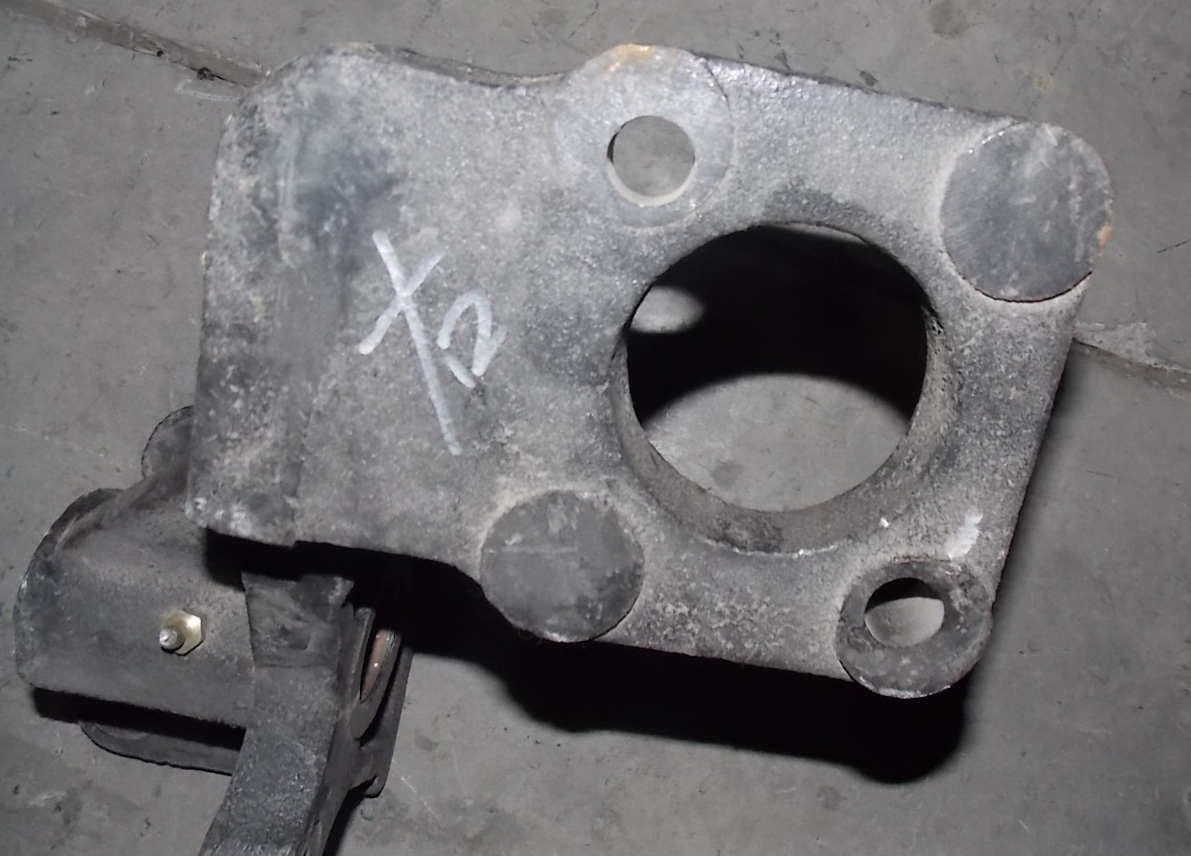 Brake air chamber bracket-right-2