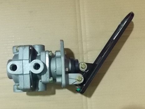 Главный тормозной насос с педалью