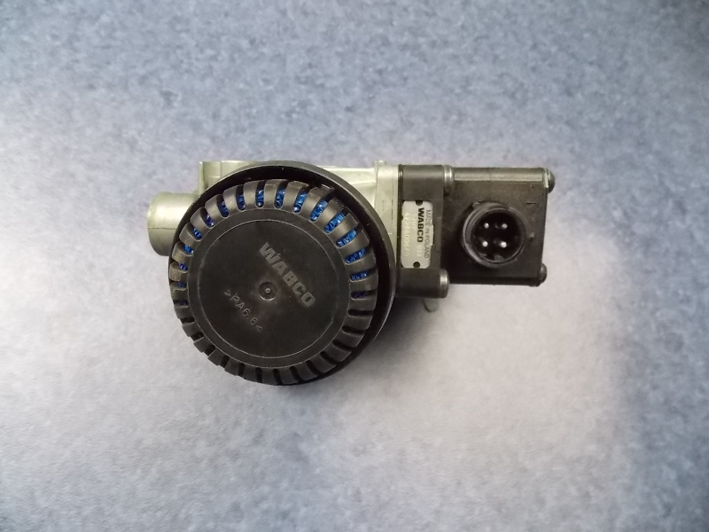 Electronically controlled air suspension solenoid valve with single sensor