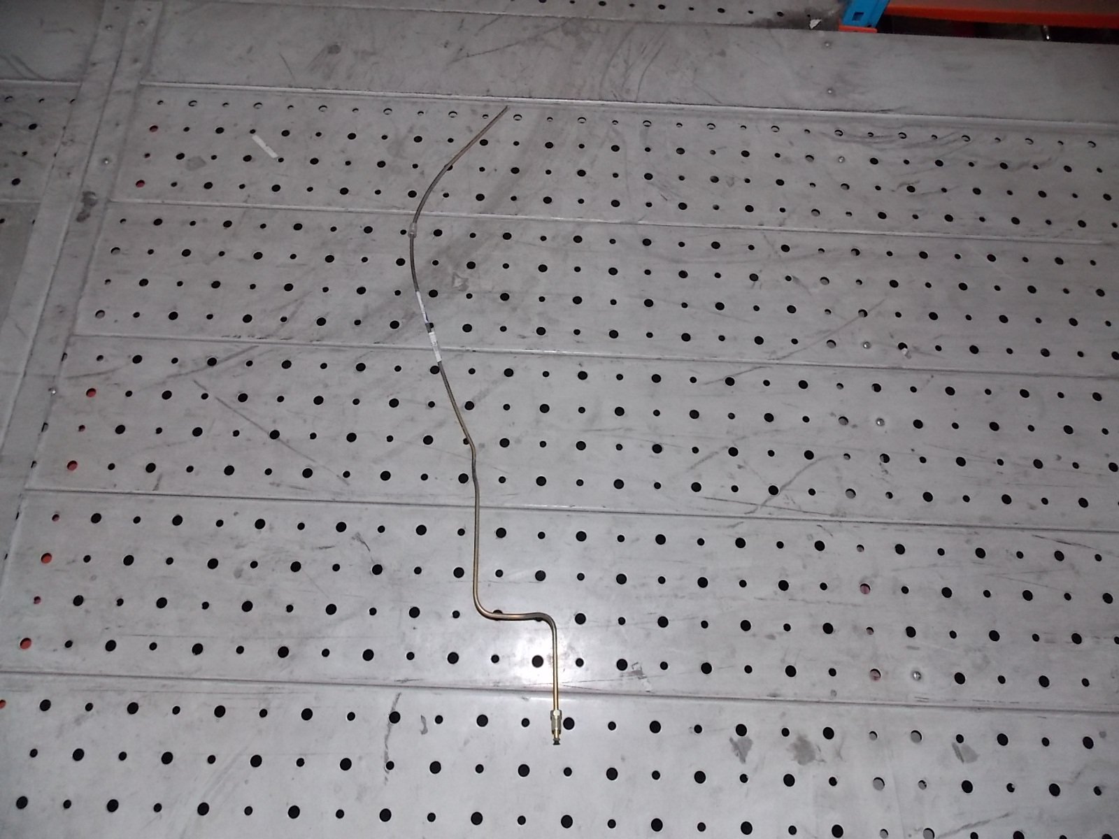 Rear axle left brake oil pipe