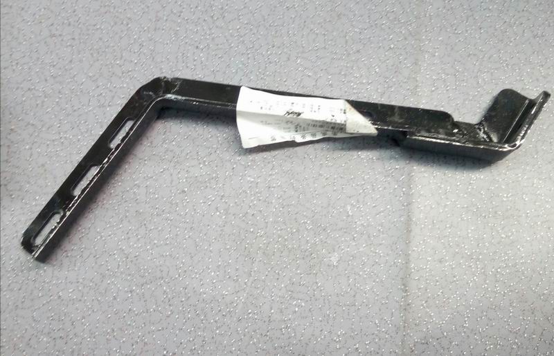 Front axle height valve adjustment rod lower bracket