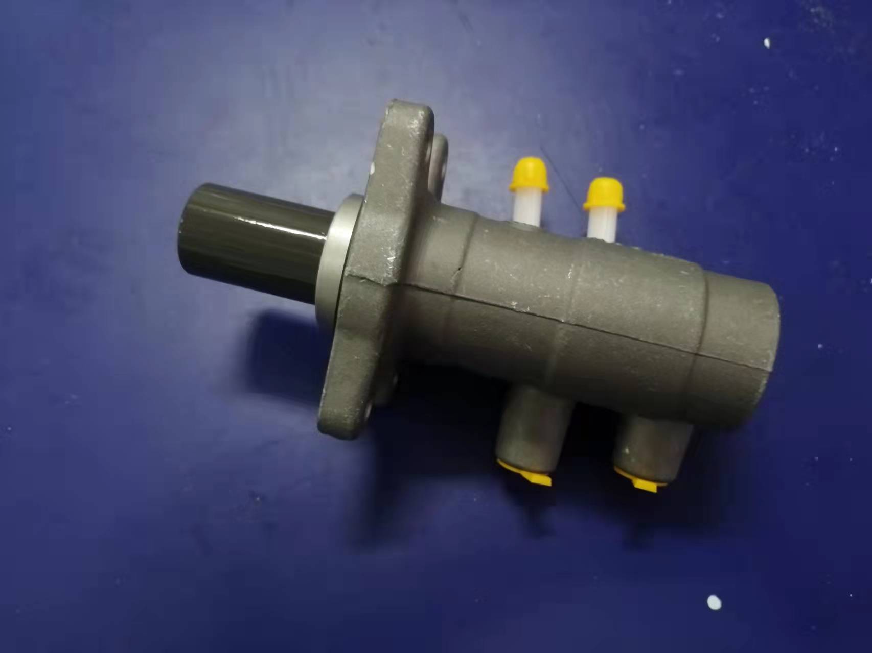 Главный тормозной цилиндр в сборе