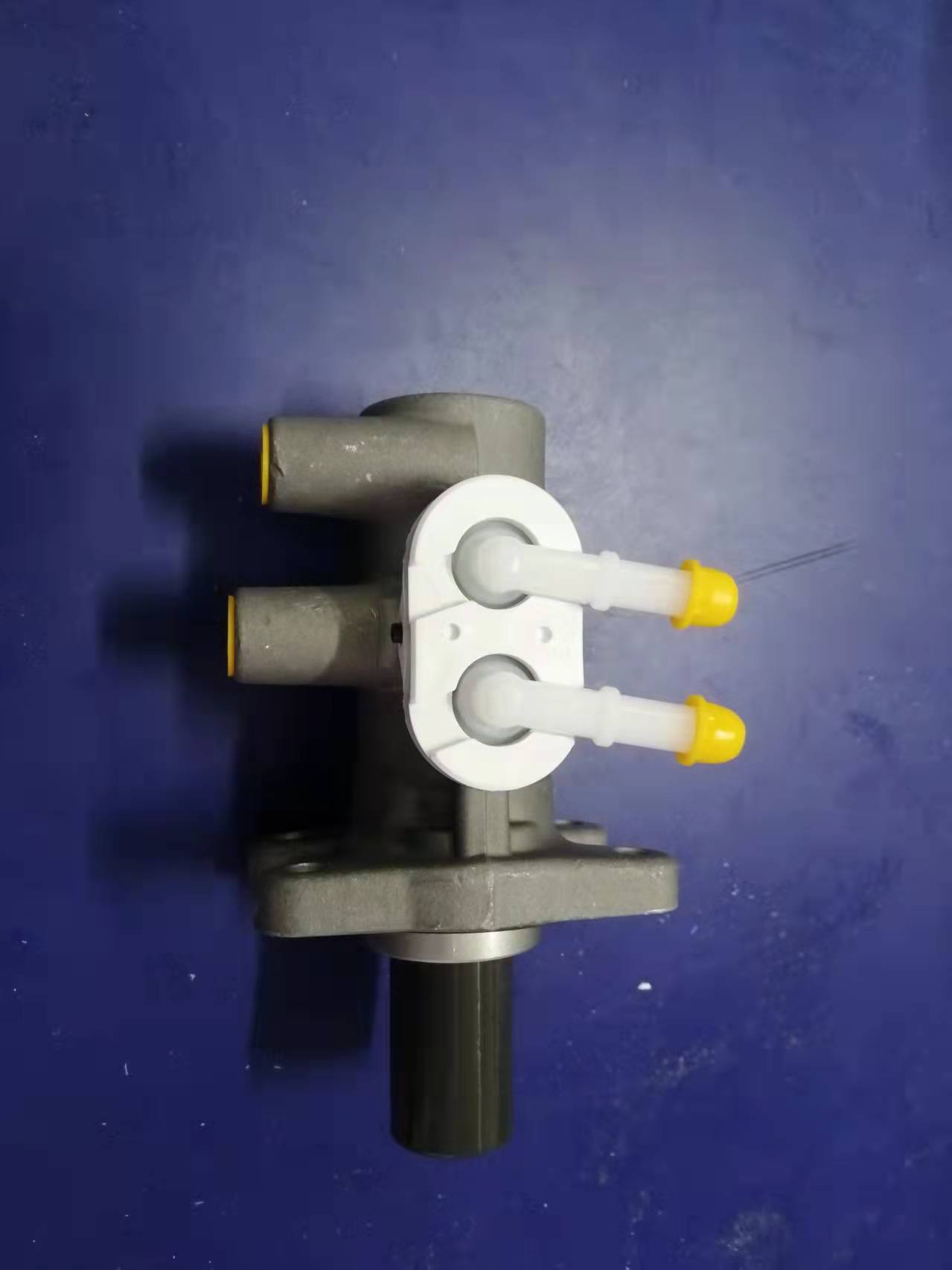 Главный тормозной цилиндр в сборе-1