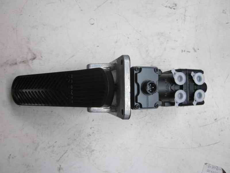 Brake valve (WABCO, small pressure difference, 45° pedal, automatic box)-2