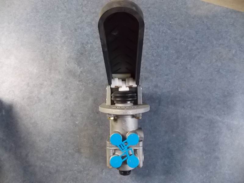 Brake valve (WABCO, small pressure difference, 30° pedal)-1