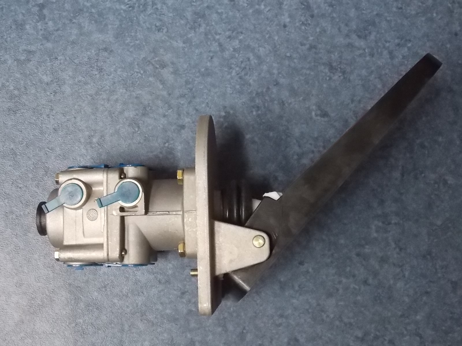 Brake valve (small pressure difference, 30° pedal) NP; delete-1