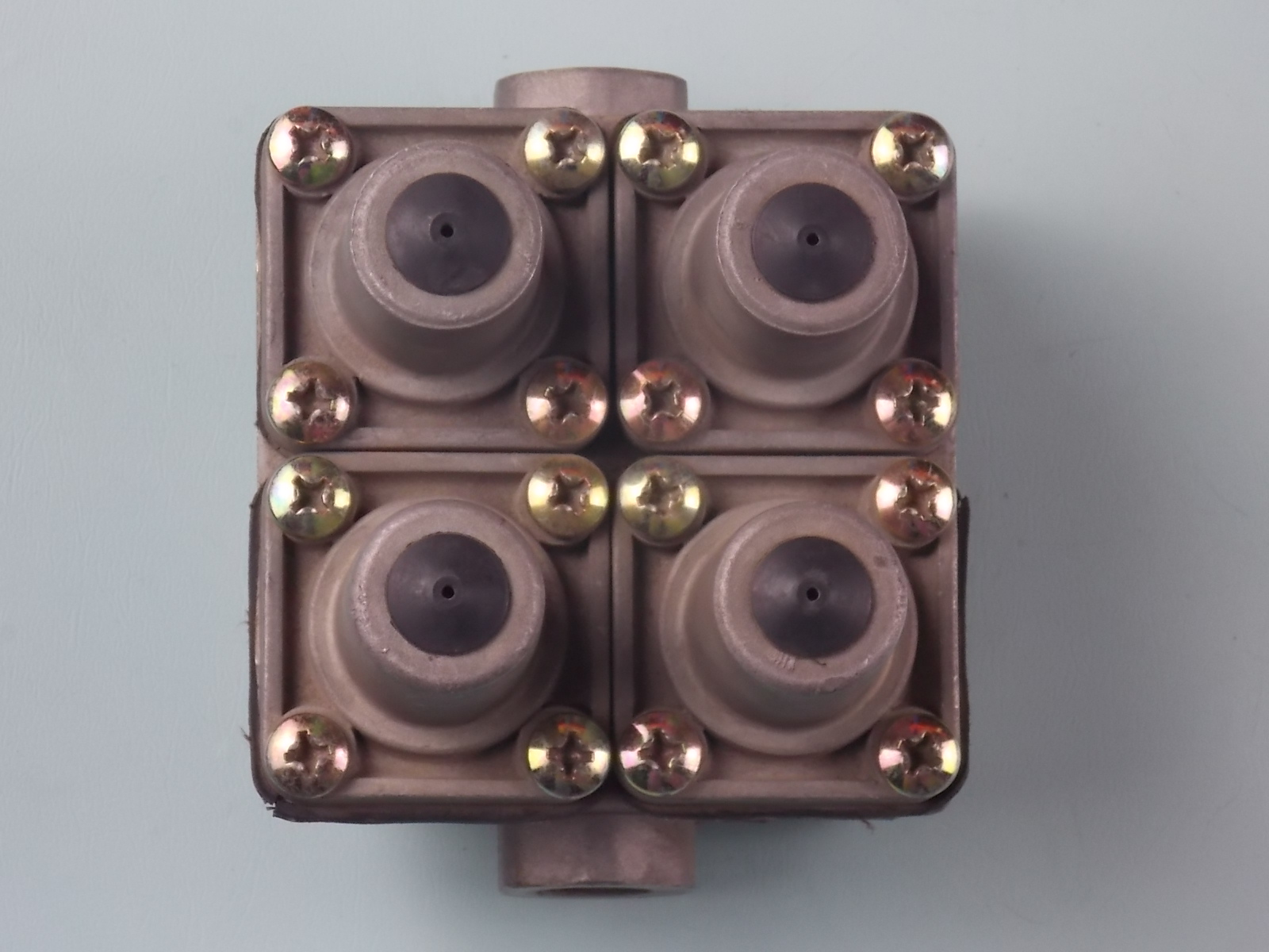 D D Четырехконтурный защитный клапан-5