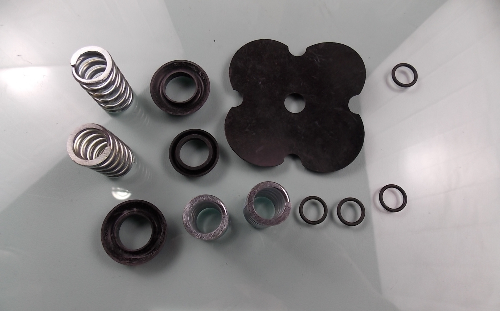 Four-circuit valve repair kit