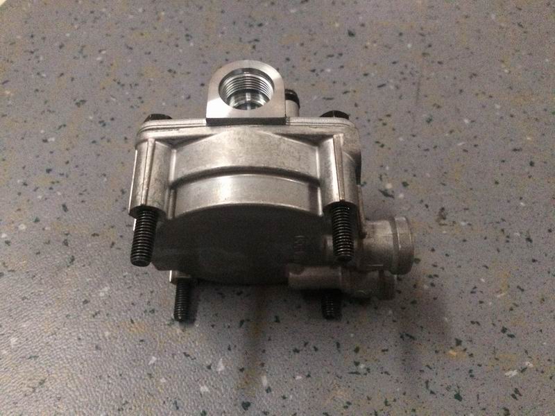 Differential relay valve without silencer