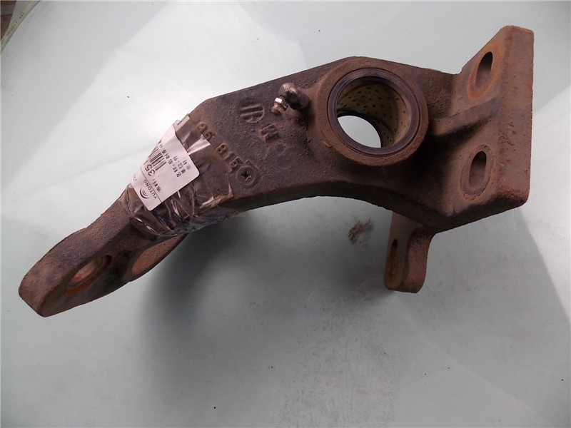 Задний правый кронштейн воздушной камеры-1