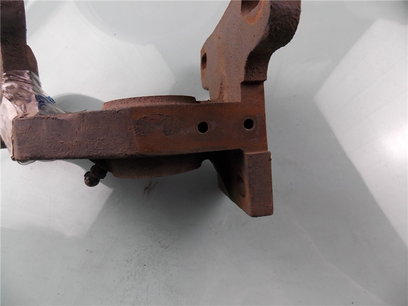 Задний правый кронштейн воздушной камеры-4