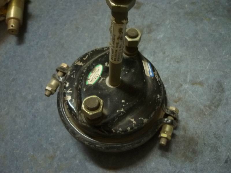 Front brake air chamber assembly-right; new type