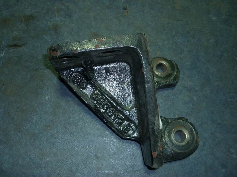 Brake air chamber bracket-left