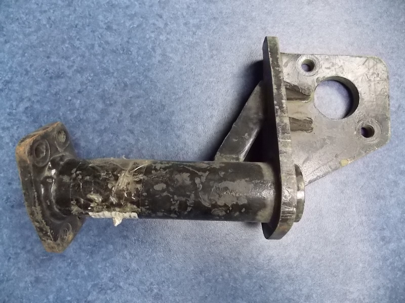 Задний правый кронштейн воздушной камеры-1