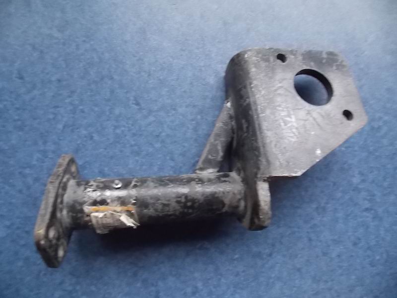 Задний левый кронштейн воздушной камеры