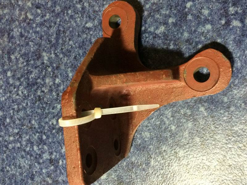 Кронштейн воздушной камеры переднего тормоза-левый рессорный мост