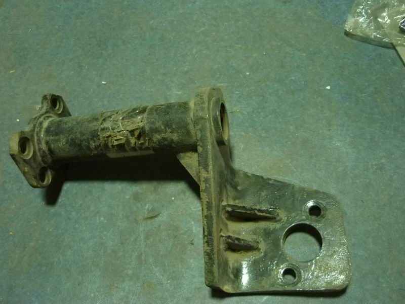 Задний левый кронштейн воздушной камеры