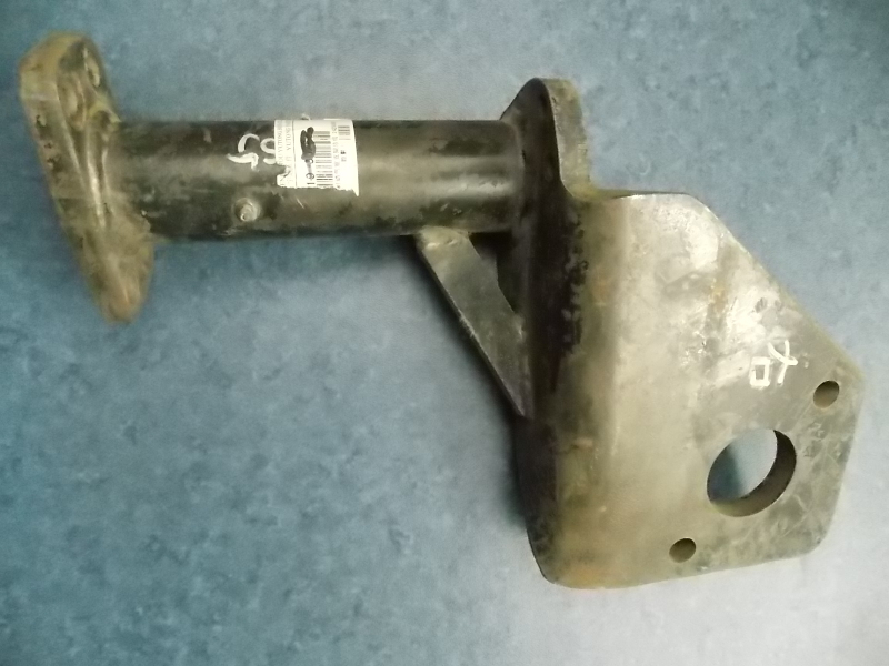 Задний правый кронштейн воздушной камеры-1