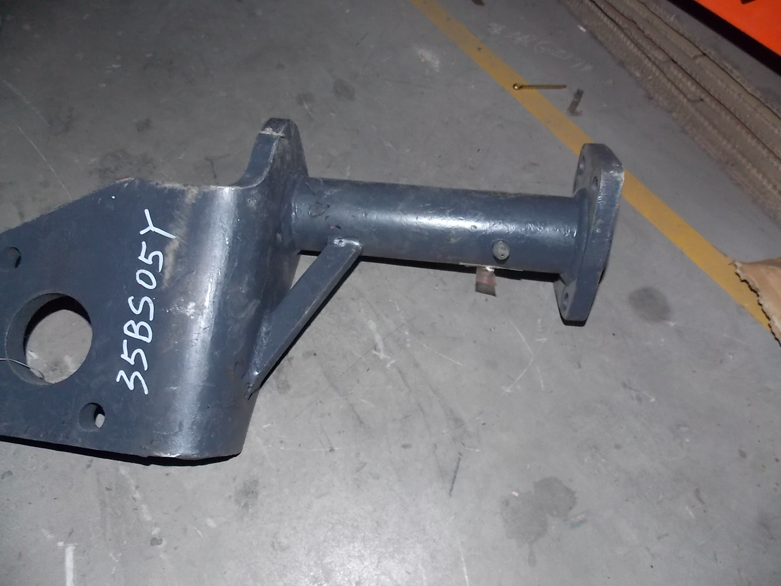 Задний правый кронштейн воздушной камеры-1