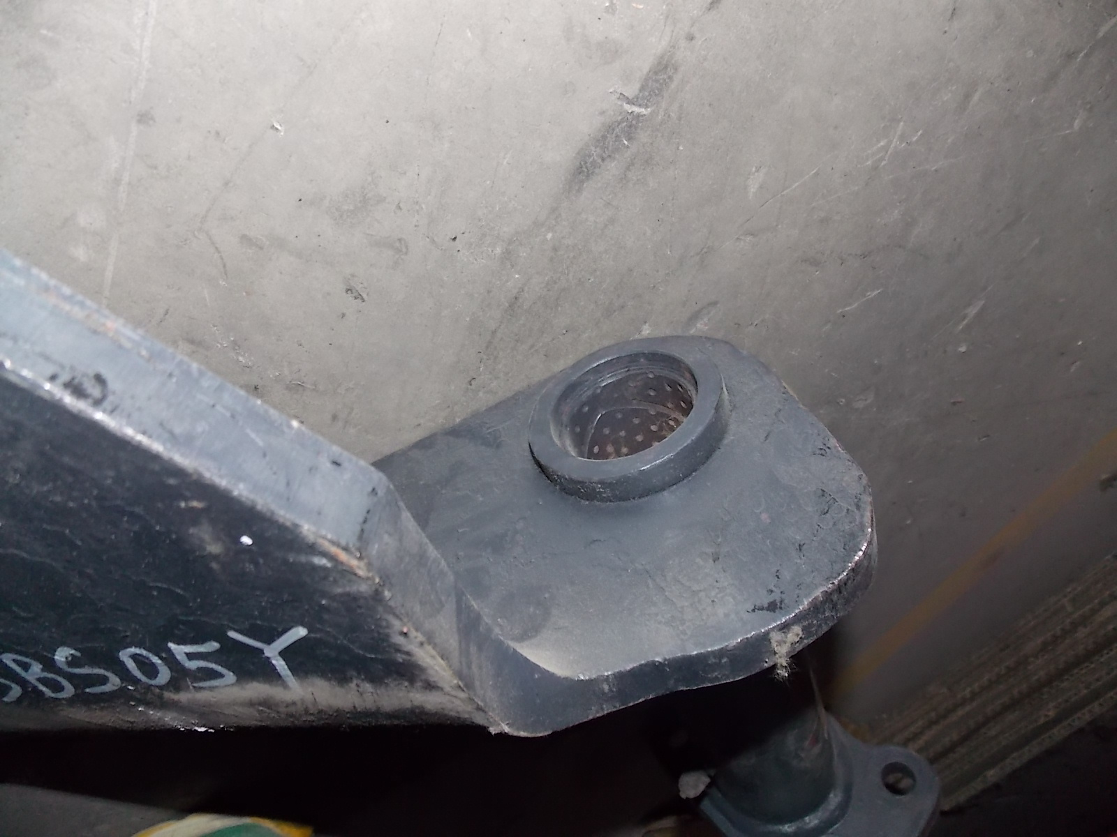 Задний правый кронштейн воздушной камеры-2