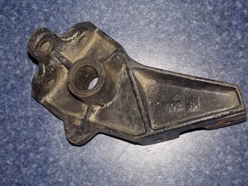 Front brake air chamber bracket-left