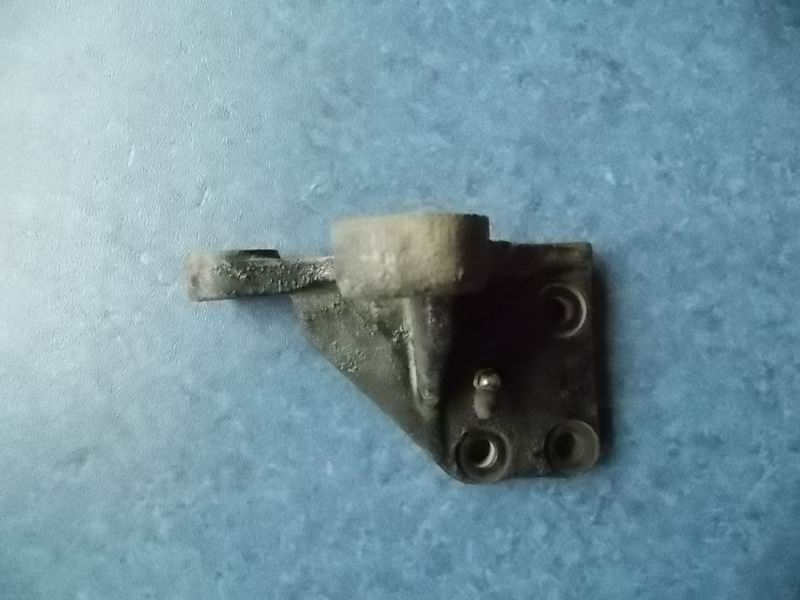 Front brake air chamber bracket-left; T6B