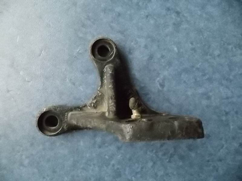 Front brake air chamber bracket-left; T6B-1