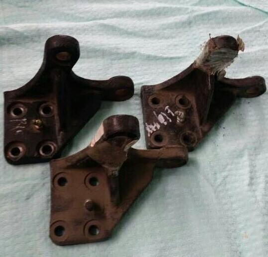 Front brake air chamber bracket-right; T6B