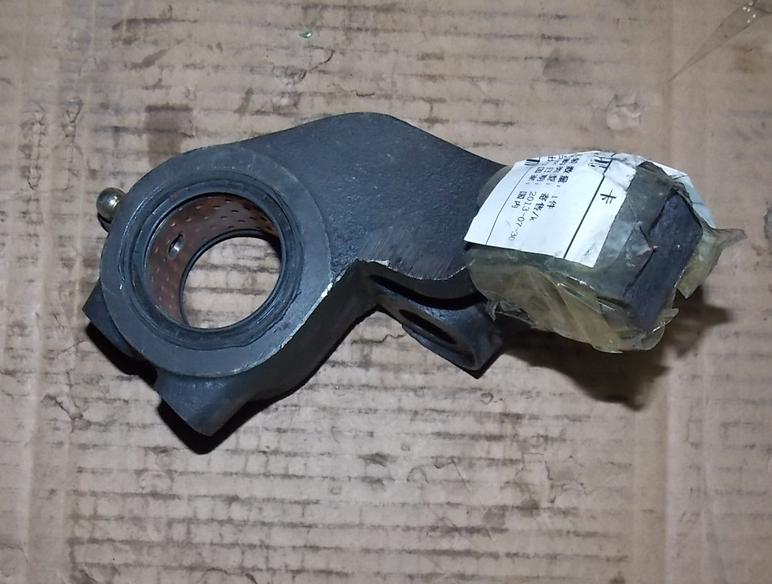 Задний левый кронштейн распредвала; отверстие распределительного вала