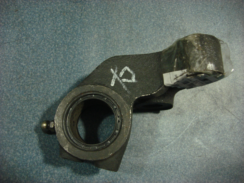 Rear right camshaft bracket; camshaft hole-1