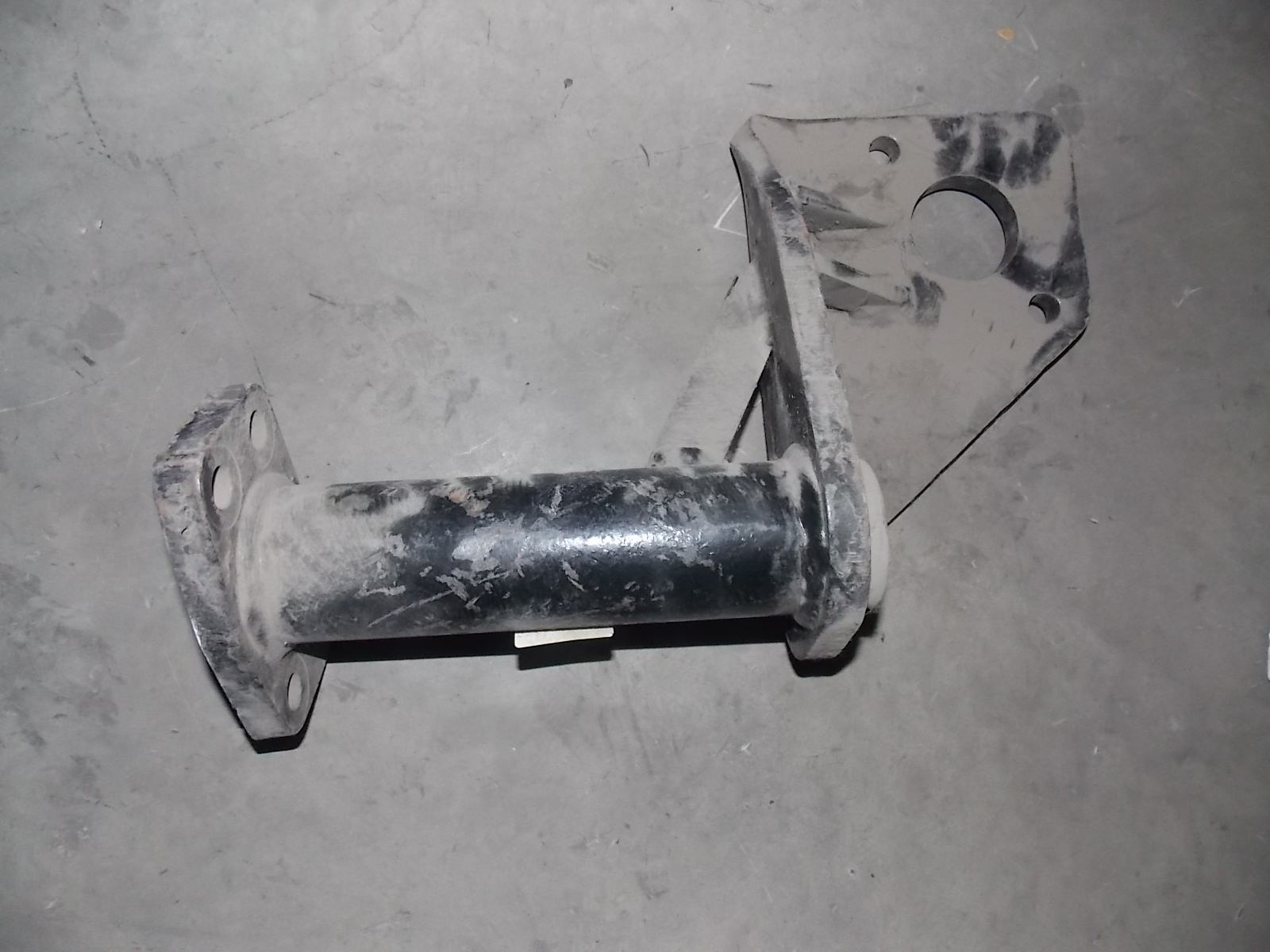 Задний правый кронштейн воздушной камеры-1