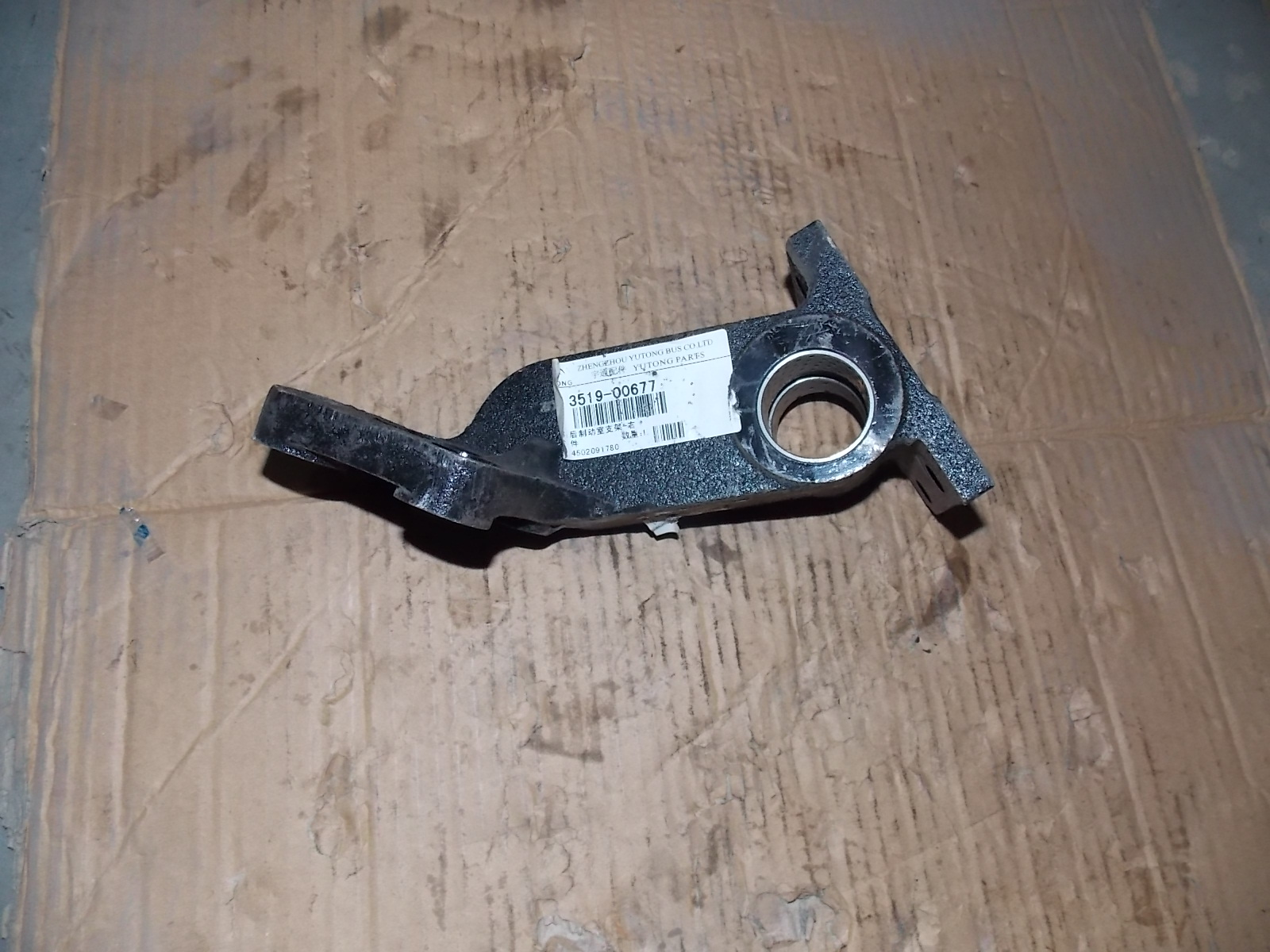 Кронштейн задней тормозной камеры-правый; потреблять инвентарь