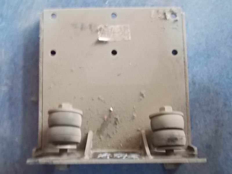 Retarder bracket and cushion Right