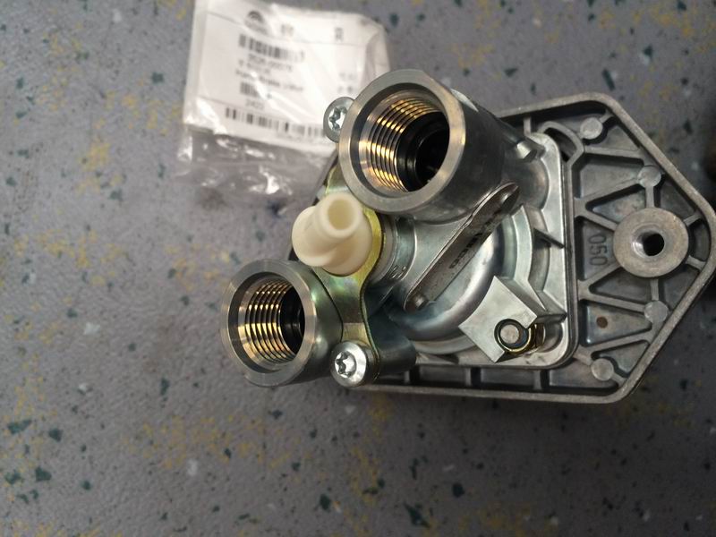 Manual control valve (WABCO, no locking boss)-1