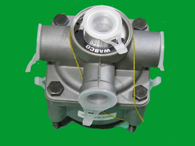 Differential relay valve with internal thread silencer