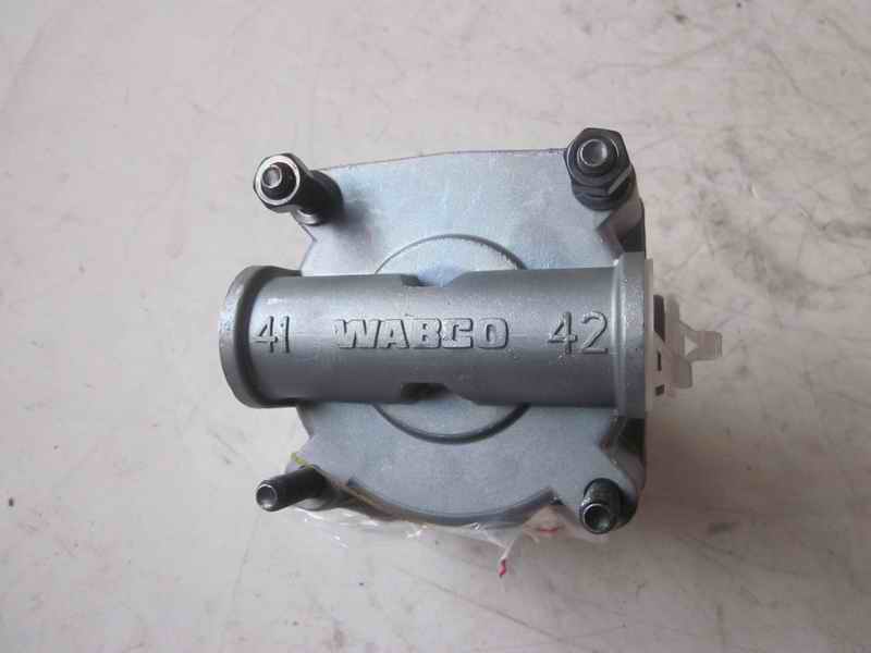 Differential relay valve with internal thread silencer-3