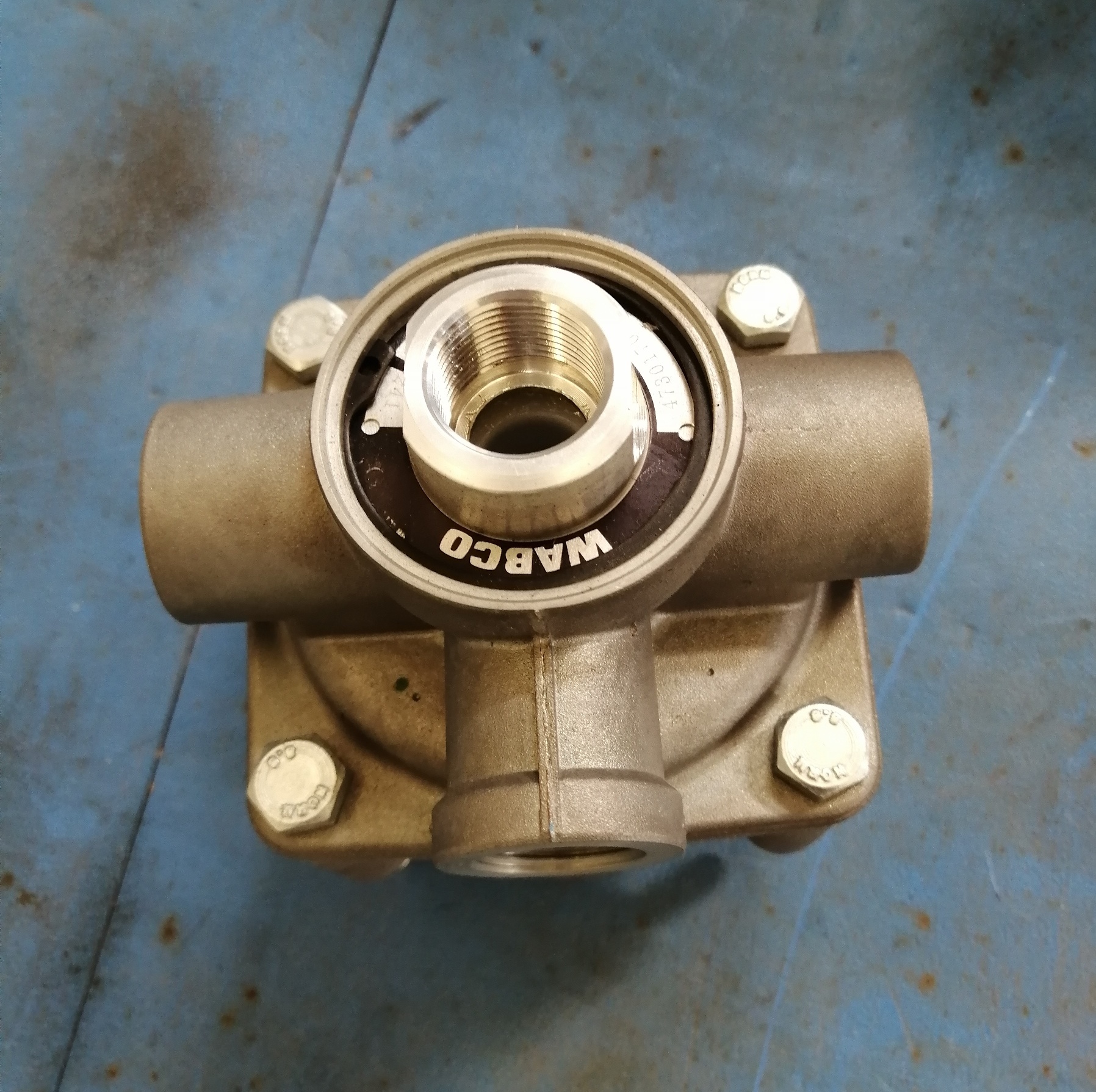 Differential relay valve with internal thread silencer-5