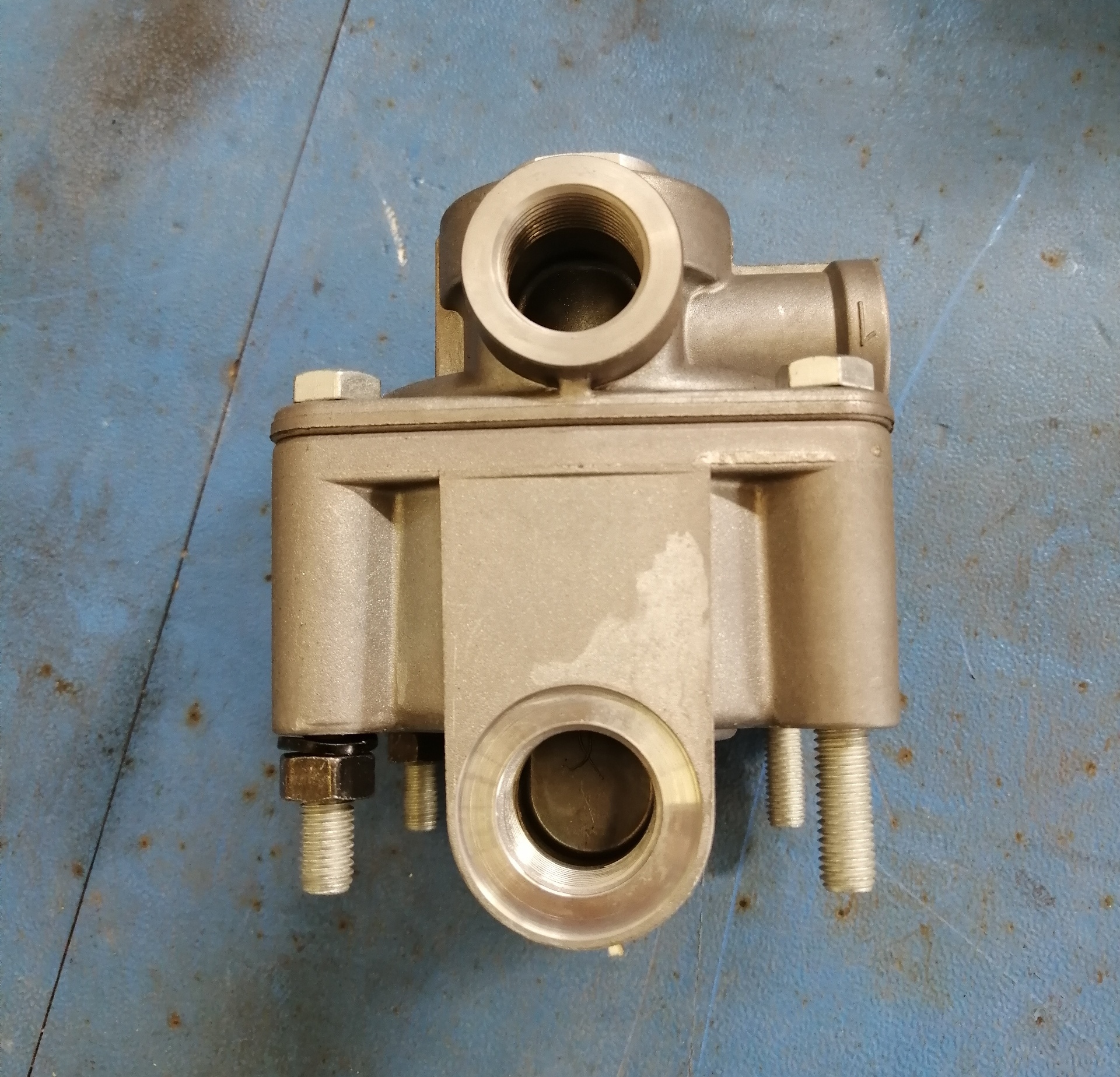 Differential relay valve with internal thread silencer-6