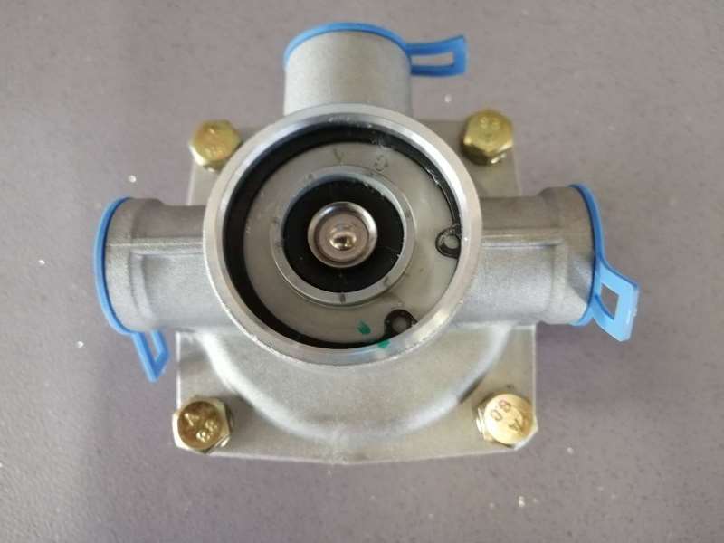Differential relay valve without silencer