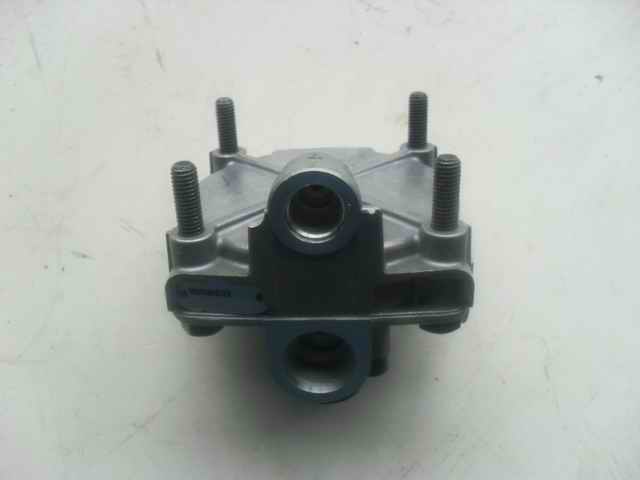 Relay valve with quick plug silencer-1