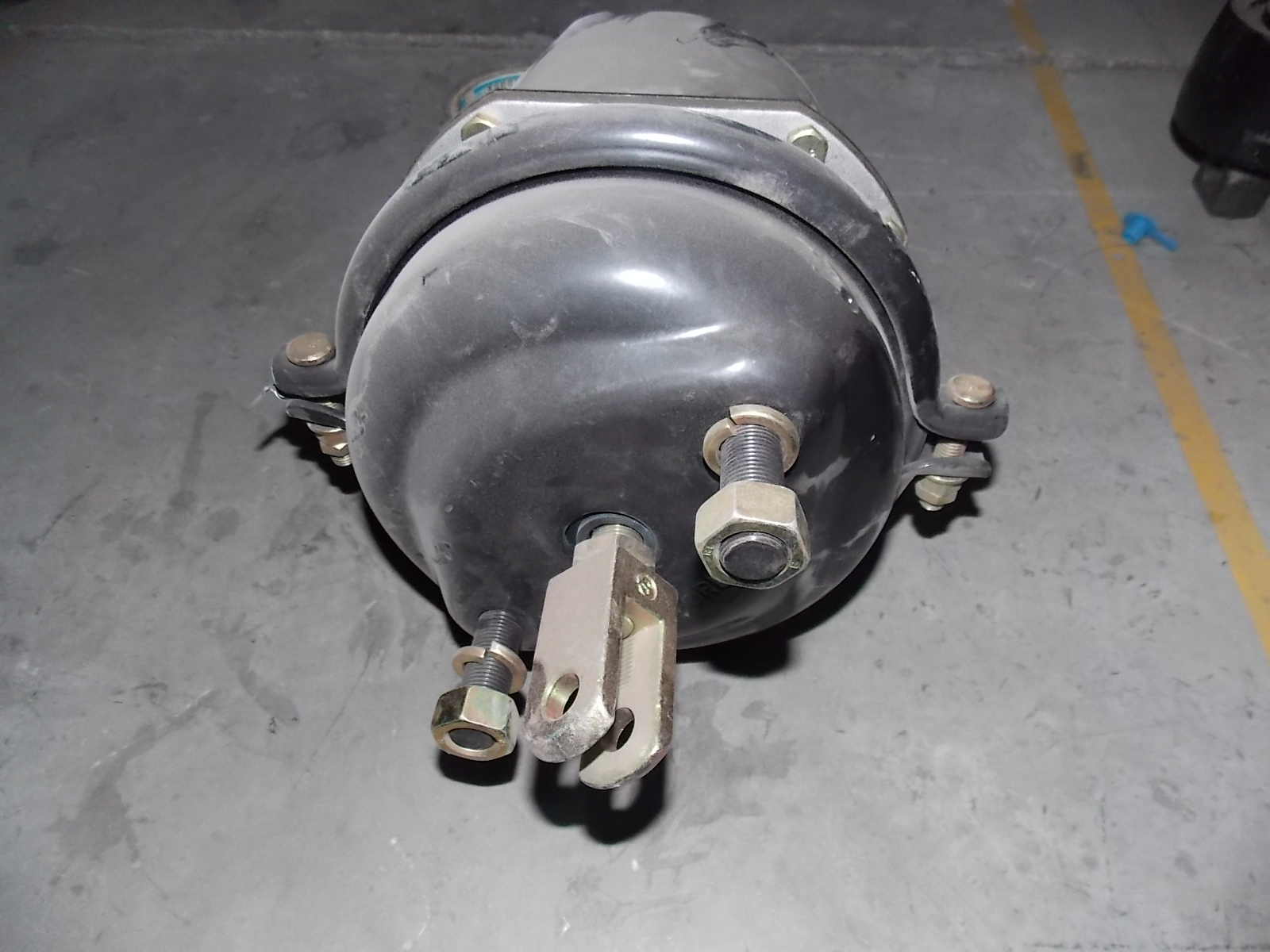 Воздушная камера заднего тормоза в сборе, правая-1